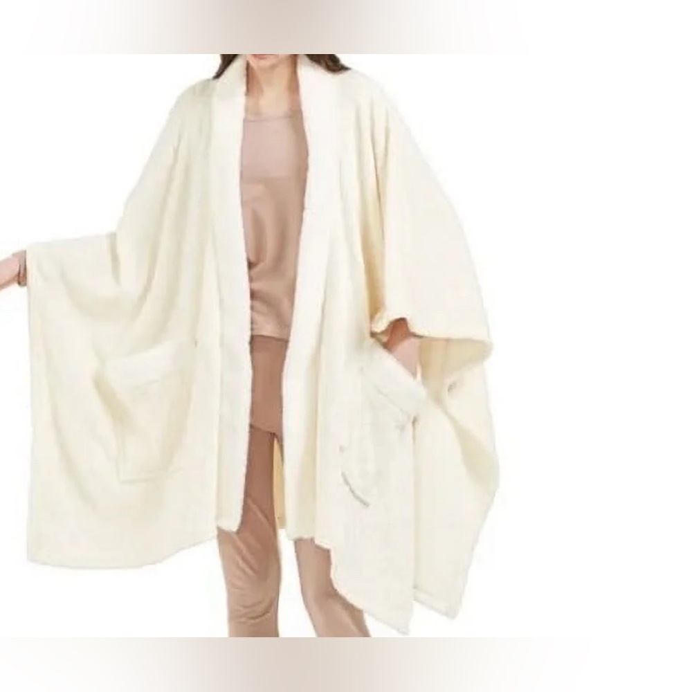 NO BRAND SHOWN, cream, one size fits all, plush shawl blanket with pockets.